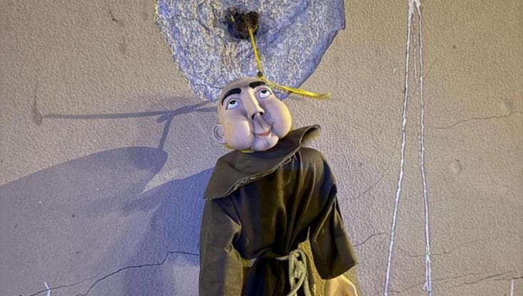 Allo Zen 2 un pupazzo vestito da francescano con un cappio al collo, sequestrato dalla polizia