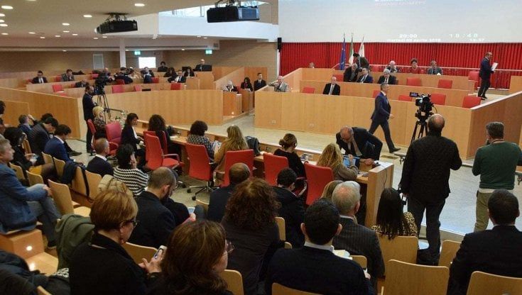 Puglia, alla Regione i partiti ci riprovano col tfr: tornererebbe in aula con la legge salva poltrone