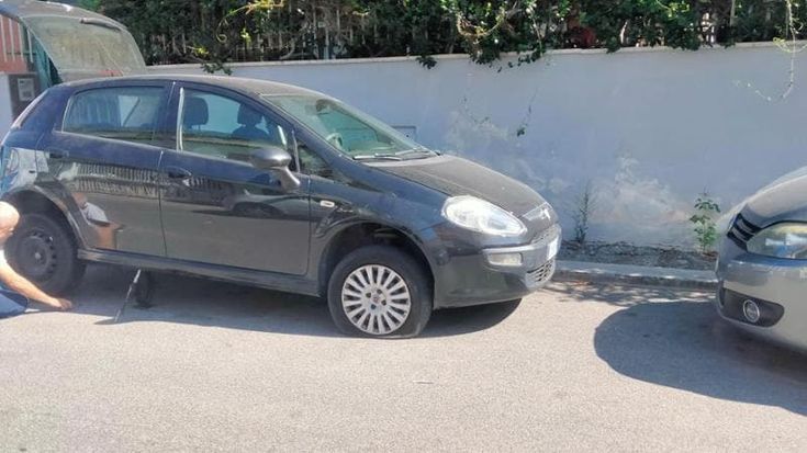 Dragona, auto con le gomme squarciate nella notte: caccia ai vandali