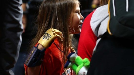 La favola di Hailey, a 7 anni il primo lancio alla MLB con una mano robotica