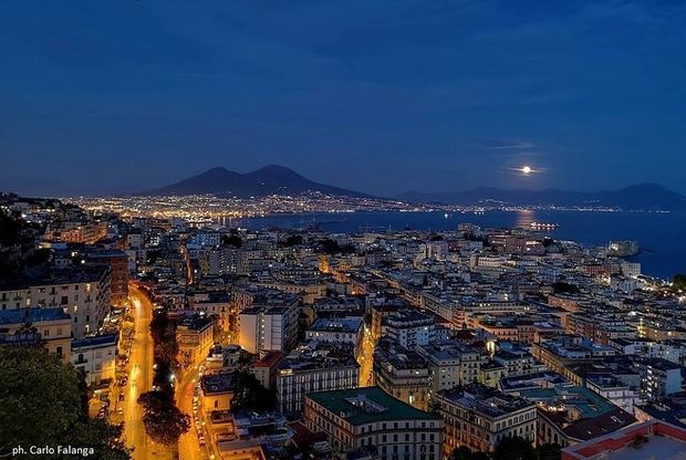 Il Vesuvio e il golfo al chiaro di luna: lo scatto mozzafiato che racconta Napoli