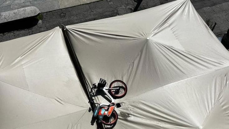 Bici lanciata dai Murazzi sul tendone del Capodoglio. I gestori dei locali chiedono: “Le telecamere”