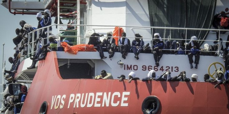 Migranti, sbarcano in 1444 al porto di Napoli, 22 donne incinte, "impossibile identificare tutti i minori" 