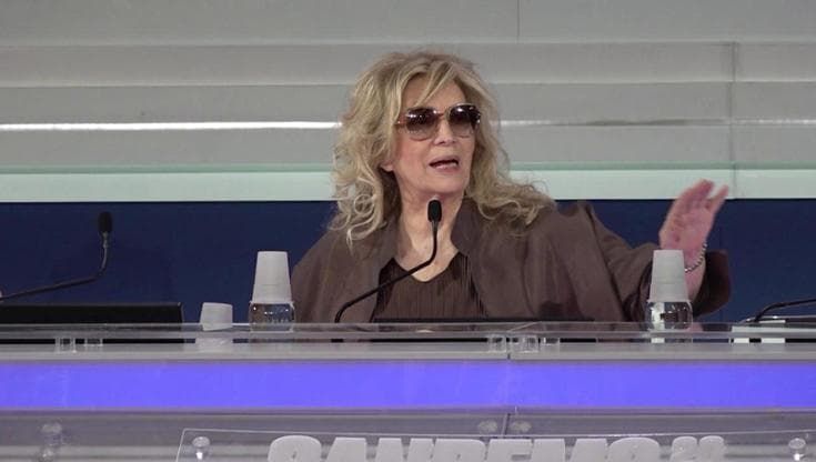 Sanremo, show di Iva Zanicchi: "Che merd...l'autotune. Giravo nuda per far ridere mio marito malato"