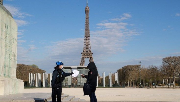 Francia, lockdown in 16 dipartimenti per un mese. Inclusa Parigi