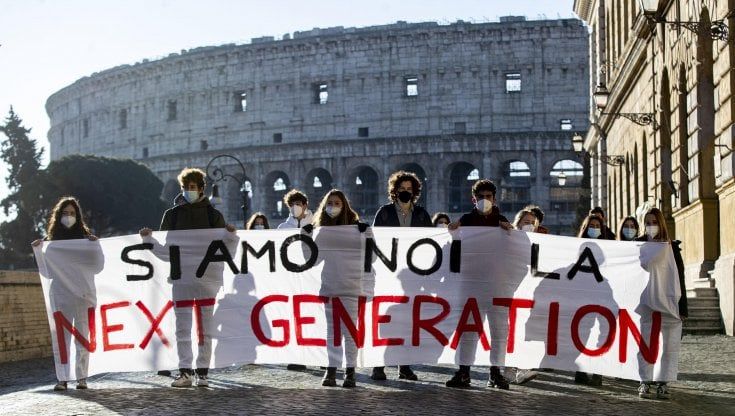 La protesta degli studenti a Roma: "Regole insensate" sul rientro in classe. Striscioni e slogan dal Miur a Montecitorio