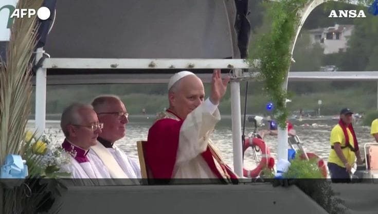 Leone XIV in barca: è il primo Papa che guida una processione sul lago Albano
