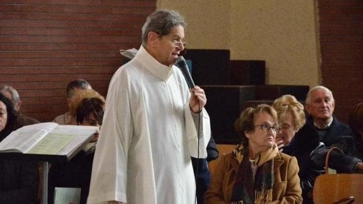 Il prete chiedeva soldi ai fedeli più fragili e compilava dossier contro chi indagava su di lui