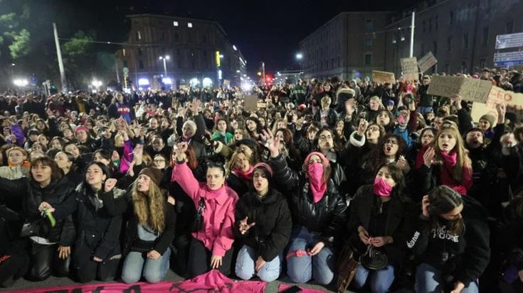 Nasce la rivolta delle chiavi per dire no alla violenza: “L’assassino vive in casa”