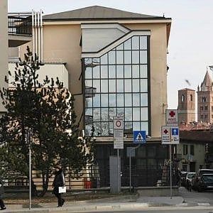 Alba, picchia la moglie e poi l'amico che la accompagna all'ospedale