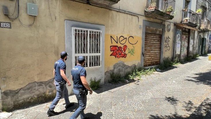 Napoli, le sorelle sfregiate con l’acido si costituisce la zia: “Sono stata io” Contrasti familiari dietro il raid