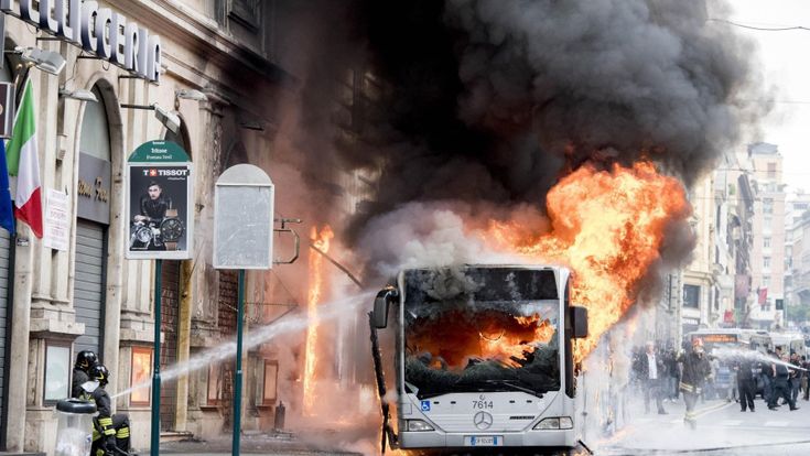 Un mese nel caos Atac: ecco perché bruciano gli autobus di Roma
