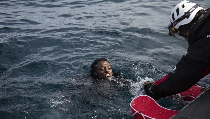 Barcone con 430 migranti a rischio naufragio, sos di Alarm Phone alla guardia costiera italiana
