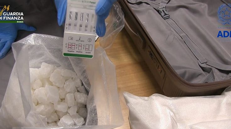 Diretti a Hong Kong con 50 chili di ketamina in valigia: arrestati a Fiumicino 3 cittadini di Taiwan