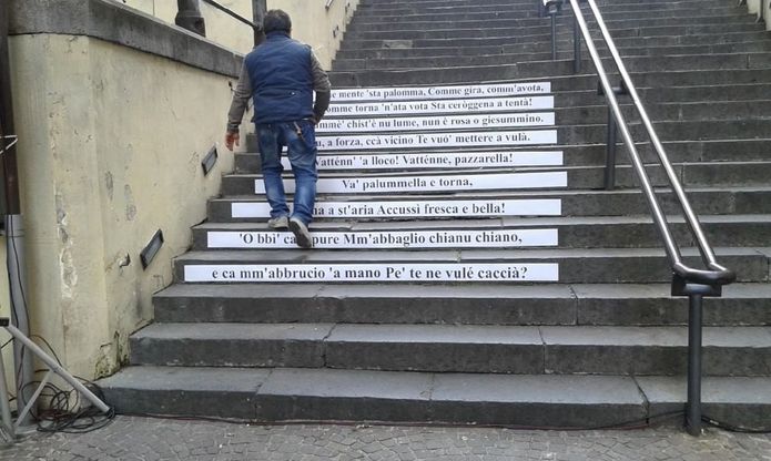 Sulla scalinata i versi di Di Giacomo