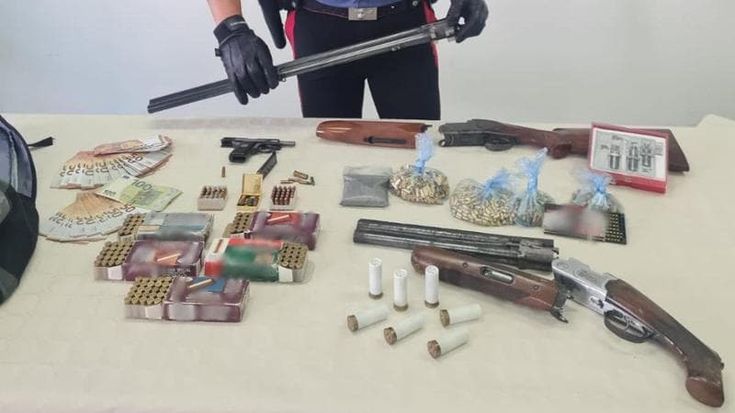 Cusano Milanino, arsenale in un’auto abbandonata: bombe a mano e fucili nascosti nel motore