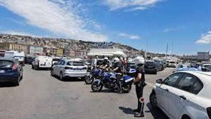 Napoli, 19 chioschi sequestrati sul Lungomare: il caso in Consiglio comunale