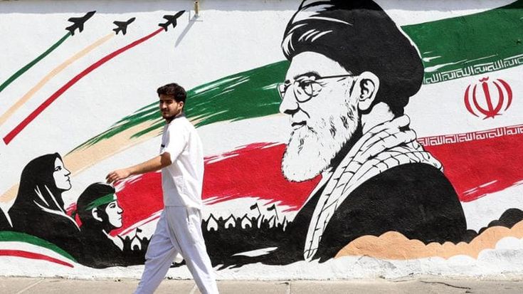 “Raid su Hormuz inutili”, Trump sospende la guerra. Teheran: “Ci fermiamo”