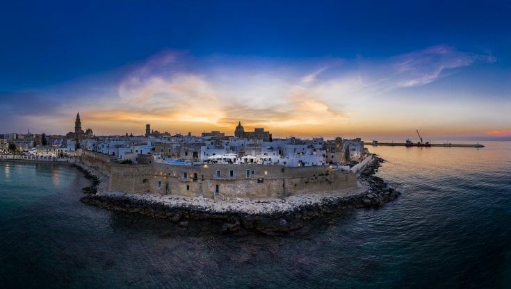 Monopoli, quattro chilometri a nuoto in novanta minuti: la sfida dell'imprenditore 83enne