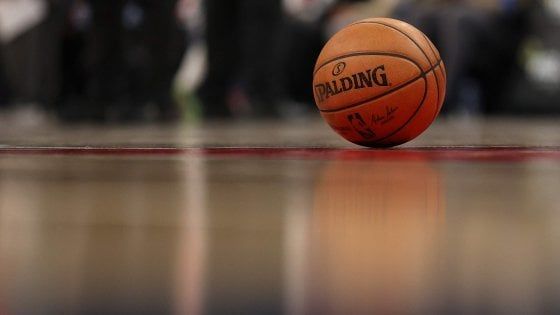 Basket Nba, coronavirus: i giocatori dicono sì al taglio del 25% degli stipendi