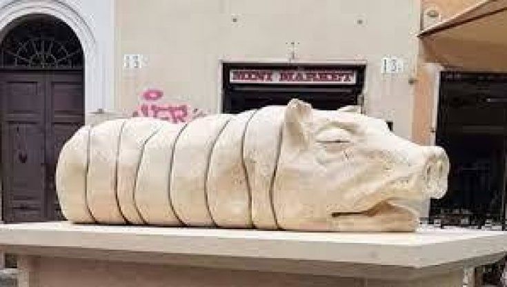 Povera porchetta, a salvarti non basta un monumento