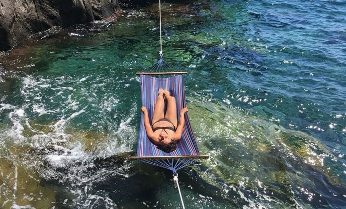 Ischia, l'amaca perfetta è in mezzo al mare