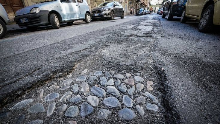Buche e incidenti: quasi un risarcimento al giorno a Torino