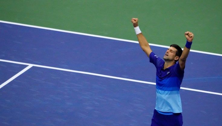 Us Open, Djokovic batte Zverev in cinque set e vola in finale: è ad una vittoria dal Grande Slam