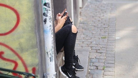"Mamma mi ha confiscato lo smartphone". E la teenager twitta dal frigo