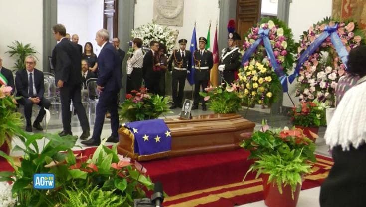Camera ardente per Emma Bonino, sul feretro una foto e la bandiera dell'Ue