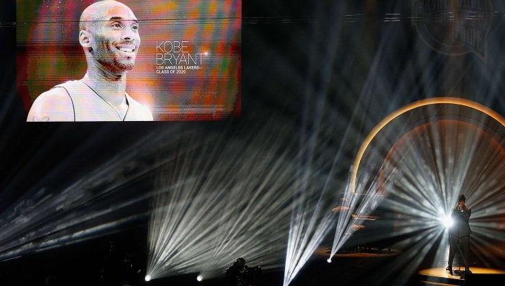 Nba, Kobe Bryant entra nella Hall of Fame. La moglie Vanessa commuove tutti: "Ora sei uno dei più grandi di sempre"