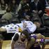 Basket, il ''sonnellino'' di Chris Kaman (Lakers) sulla panchina