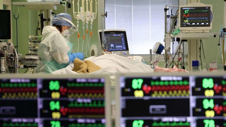 Covid, ospedali sempre più assediati: altri 128 ricoverati di cui 16 in rianimazione, Allarme vittime, sono 41