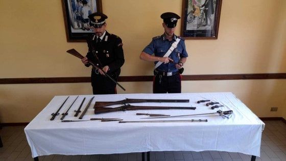 Borgotaro, sequestrate armi irregolari in vendita in un mercatino dell'antiquariato 