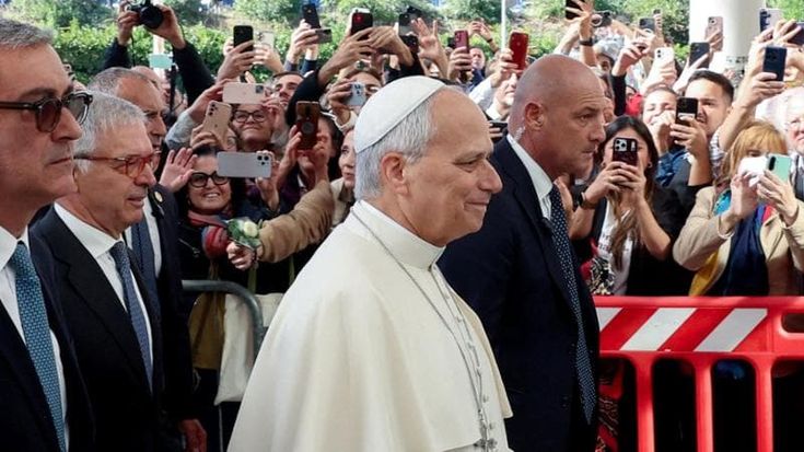 La folla accoglie Leone XIV al Gemelli: “Lo amiamo perché combatte la prepotenza e la violenza”