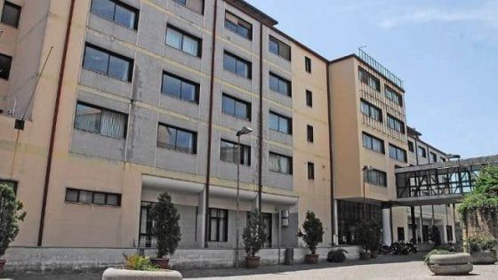 Comuni: Avellino, 20 firme per sfiduciare sindaco
