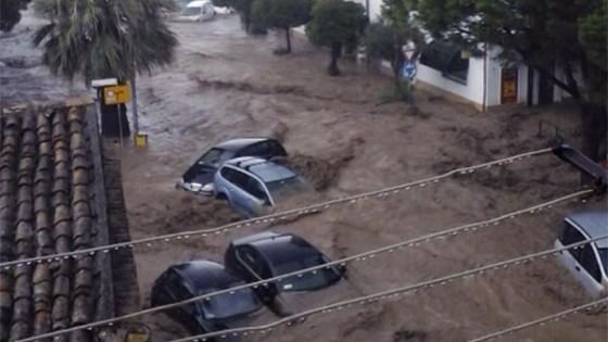 Calabria: nubifragi sul litorale ionico cosentino, auto trascinate in mare dal fango