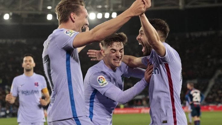 Il Barcellona subisce tre rigori contro, poi Luuk de Jong capovolge il Levante: 3-2