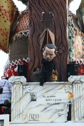 Berlusconi impiccato al Carnevale di Viareggio: &egrave; polemica