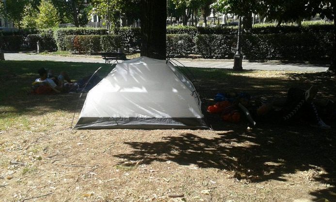 "L'albergo costa troppo", e i turisti si accampano in tenda in un giardino di Firenze