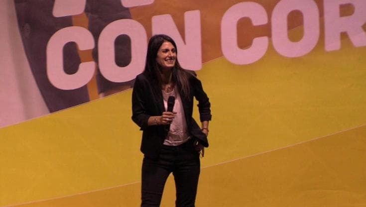 Roma, Grillo a Raggi: "Se perderai non sparirai dal Movimento". Ma la piazza protesta