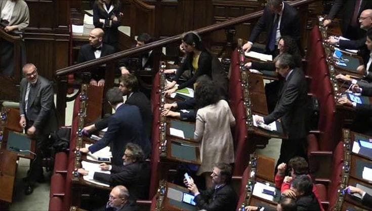 Ddl Acqua, proteste in Aula e bagarre sulle tribune: alla Camera è caos