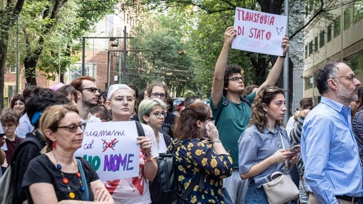 Carriere alias nelle scuole della Lombardia, Fratelli d’Italia torna all’attacco: “Elenco con tutti gli istituti in cui è ammessa”