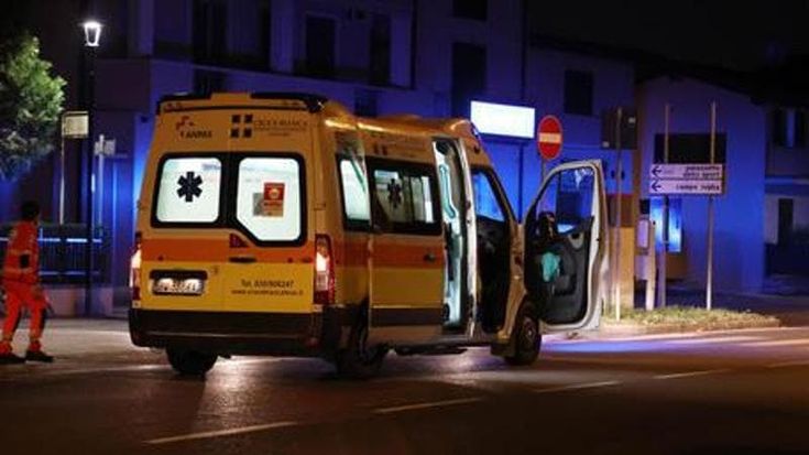 “Questa ambulanza è troppo lenta”, equipaggio del 118 aggredito dai parenti di un ferito. Lesione al timpano per una soccorritrice