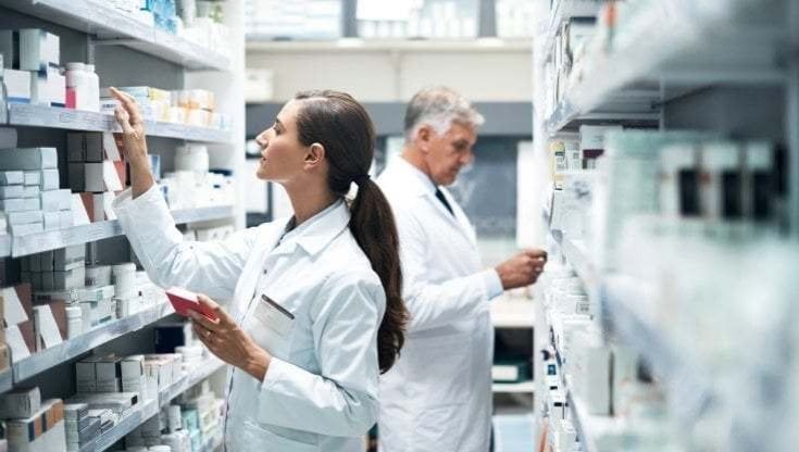 Farmacie, la fuga dei camici bianchi. "Pochi e trattati come commessi"