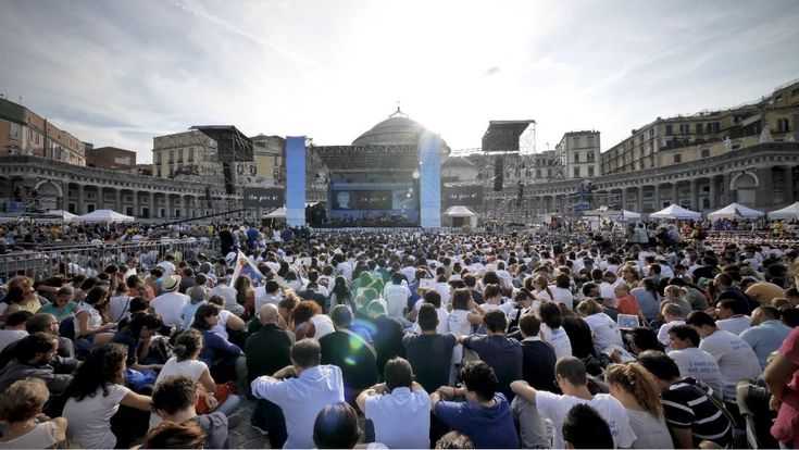 In 20 mila al Plebiscito per l'appuntamento mondiale per la pace Il sindaco sospeso in prima fila