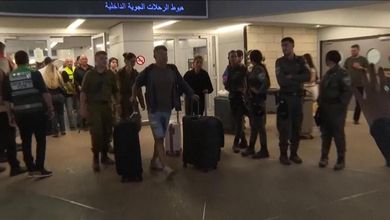 Tel Aviv, l'arrivo dei passeggeri che erano a bordo del volo Flydubai accolti con canti e slogan