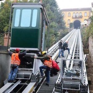 Biella: intrappolati nella cabina della funicolare trasformata in un forno, salvati dai pompieri
