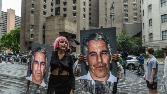 Epstein, l'autopsia conferma il suicidio. Rintracciata la sua complice Ghislaine Maxweel