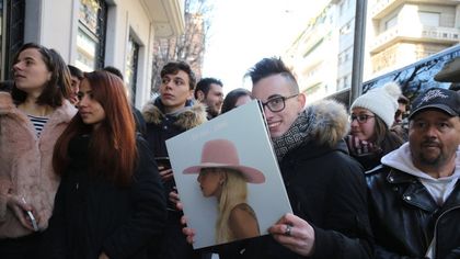 Lady Gaga in concerto a Milano: fuori dall'hotel i fan in trepidante attesa